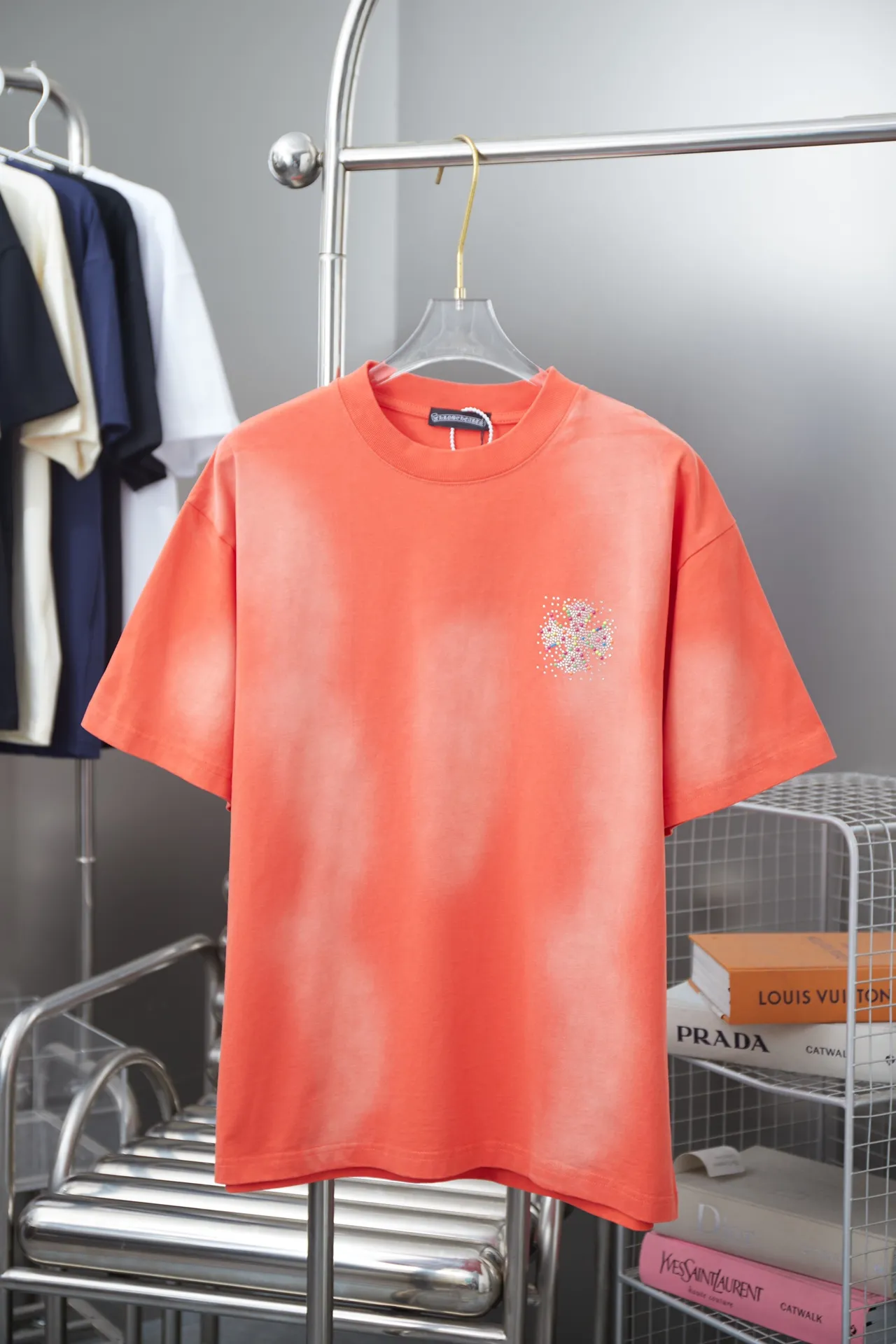 🅿️220 Chrome Hearte CH 25SS early spring new model, hot diamond short sleeves, light luxury, a must-have item for daily commuting for men and women, correct version, welcome to compare, detailed features · 280 grams of 100% pure cotton double yarn jersey fabric · Special thickened 32 pieces of double-strand 1X1 thread in the same vat · Imported Australian matte pearlescent diamonds. Ready-made garments are dyed, and then faded and fried snowflakes are used. Then wash to make it look old. General washing will improve the effect · Double-needle stitching across seams · Original main mark, washed tag, branded moisture-proof paper packaging Color: Black/White/Orange Size: S/M/L/XL